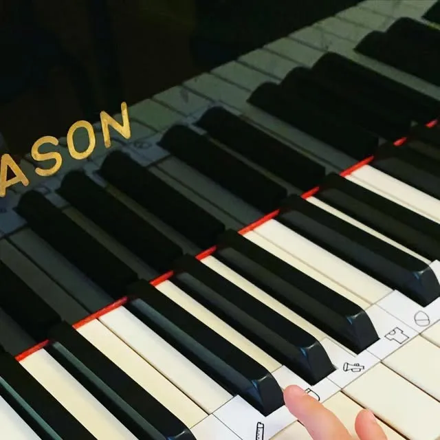 自宅レッスンで使用している DIAPASON アップライトピアノの鍵盤クローズアップ。（仮画像）